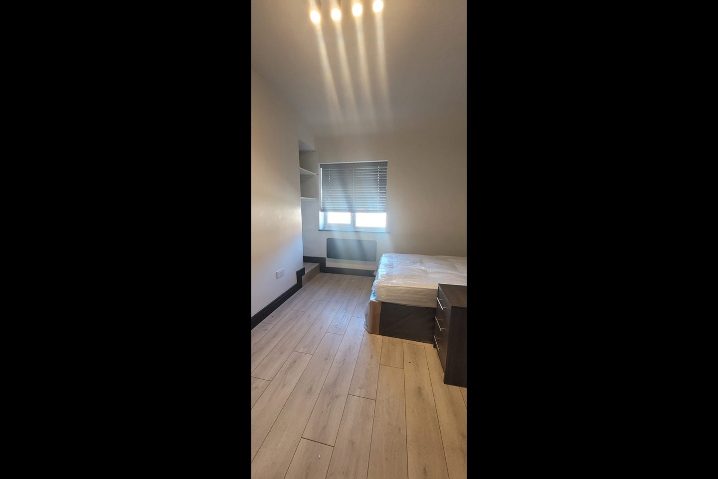 Flat Oakridge Road in Greater London