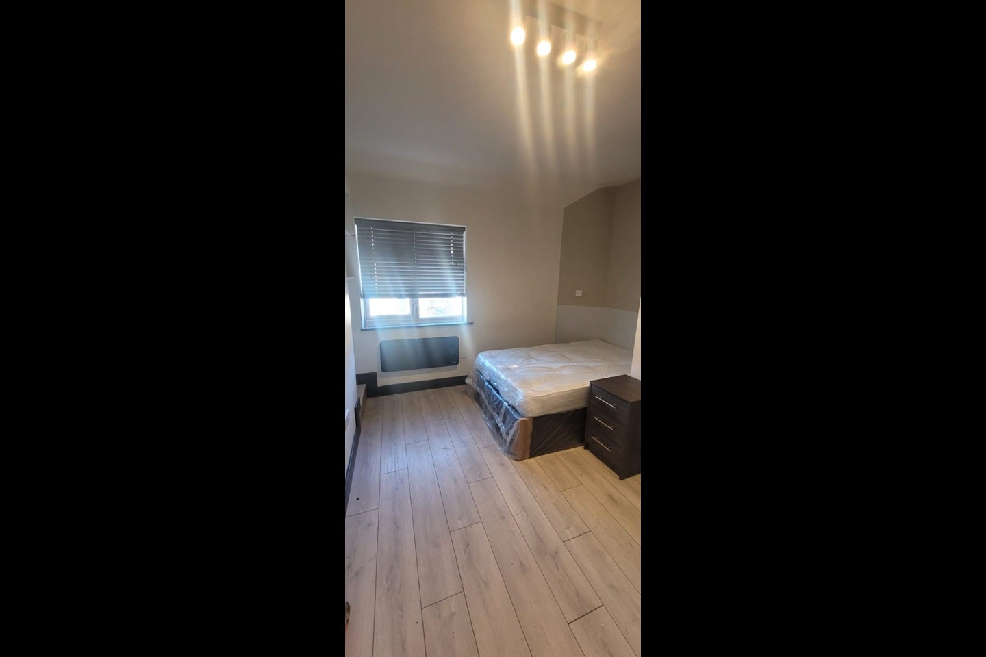 Flat Oakridge Road in Greater London
