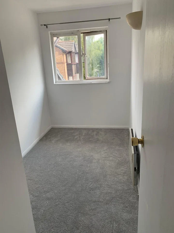 Flat Harp Island Close in Greater London