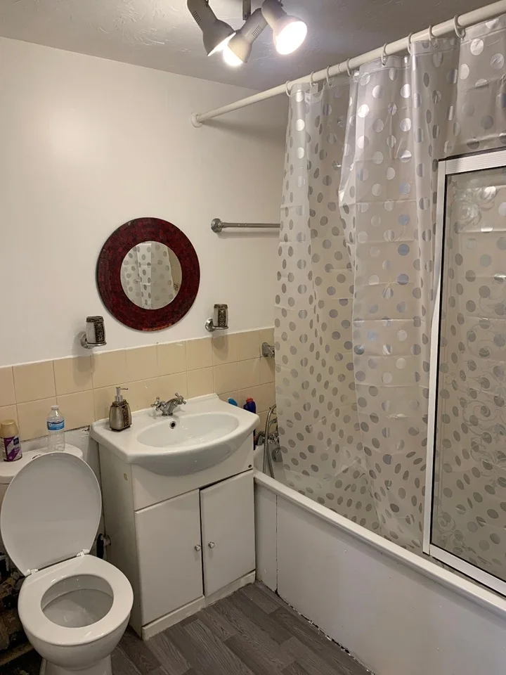 Flat Harp Island Close in Greater London