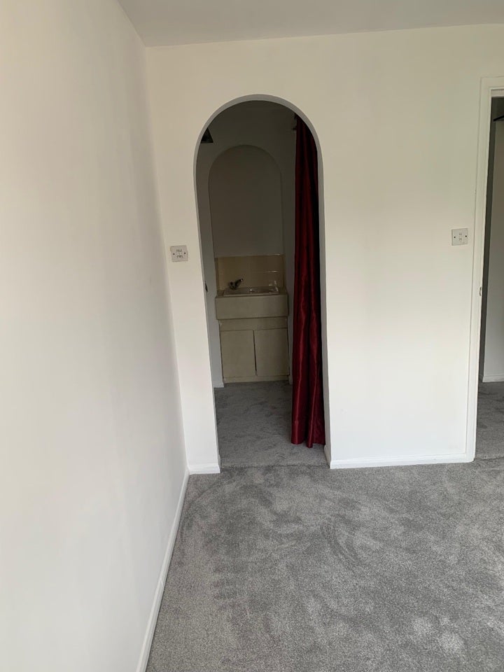 Flat Harp Island Close in Greater London