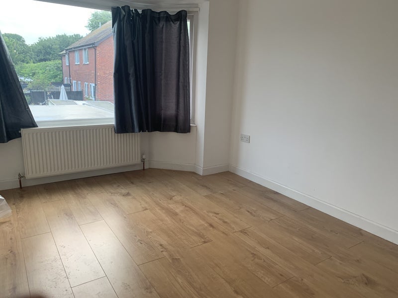 Room Tamworth Lane in Greater London