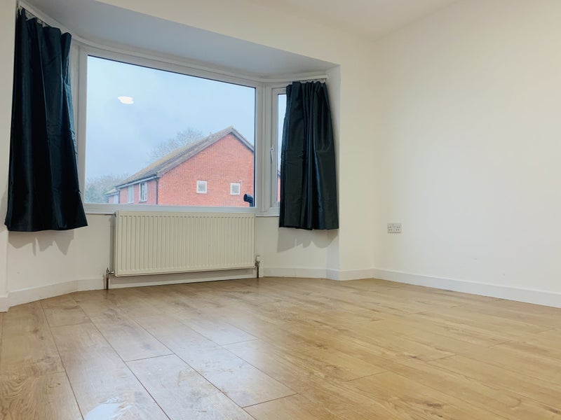 Room Tamworth Lane in Greater London