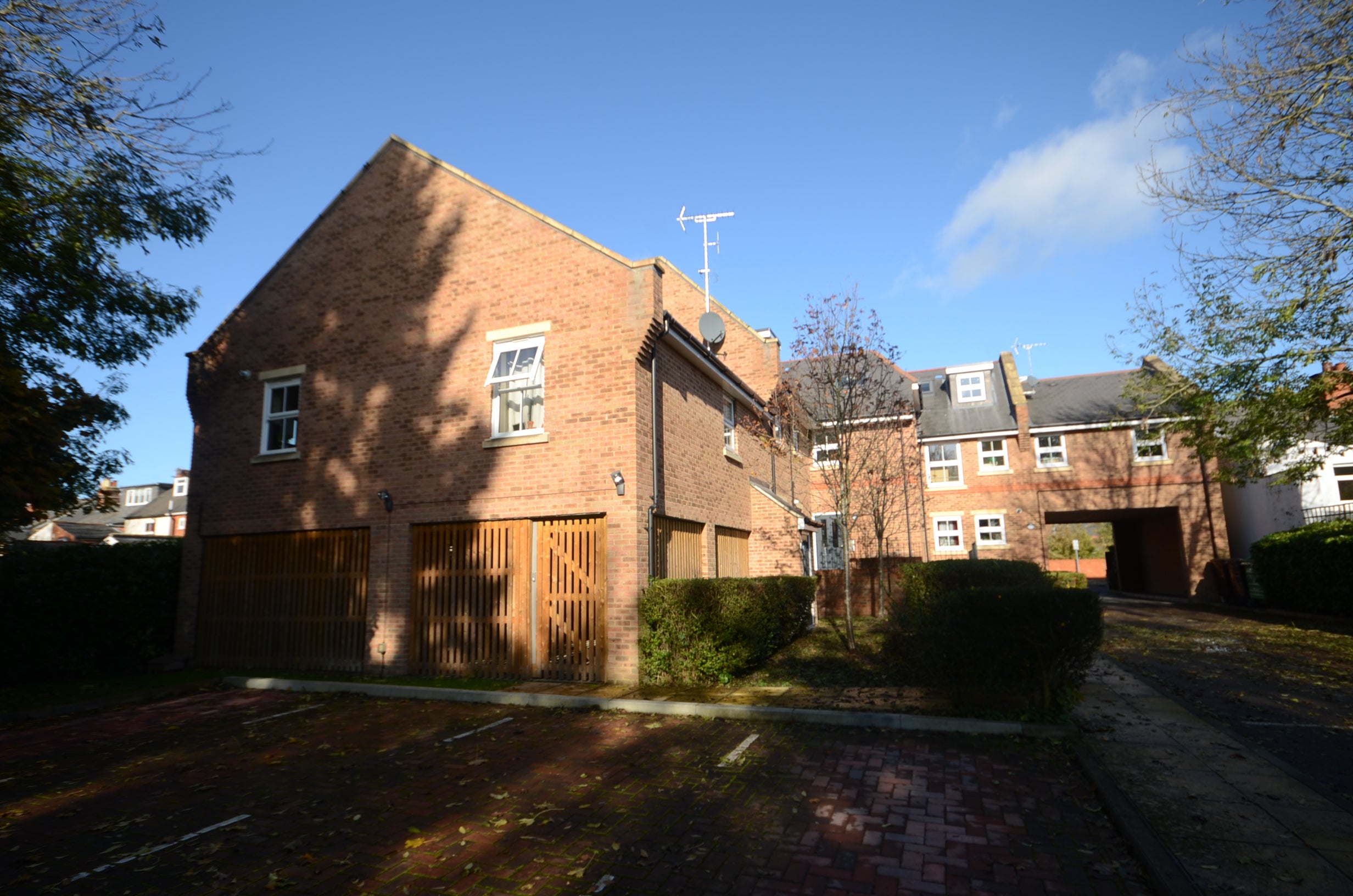 Flat Queen's Road in Reading