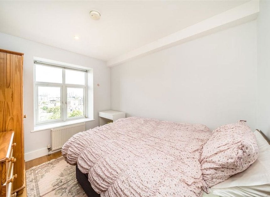 Flat Vanbrugh Hill in Greater London