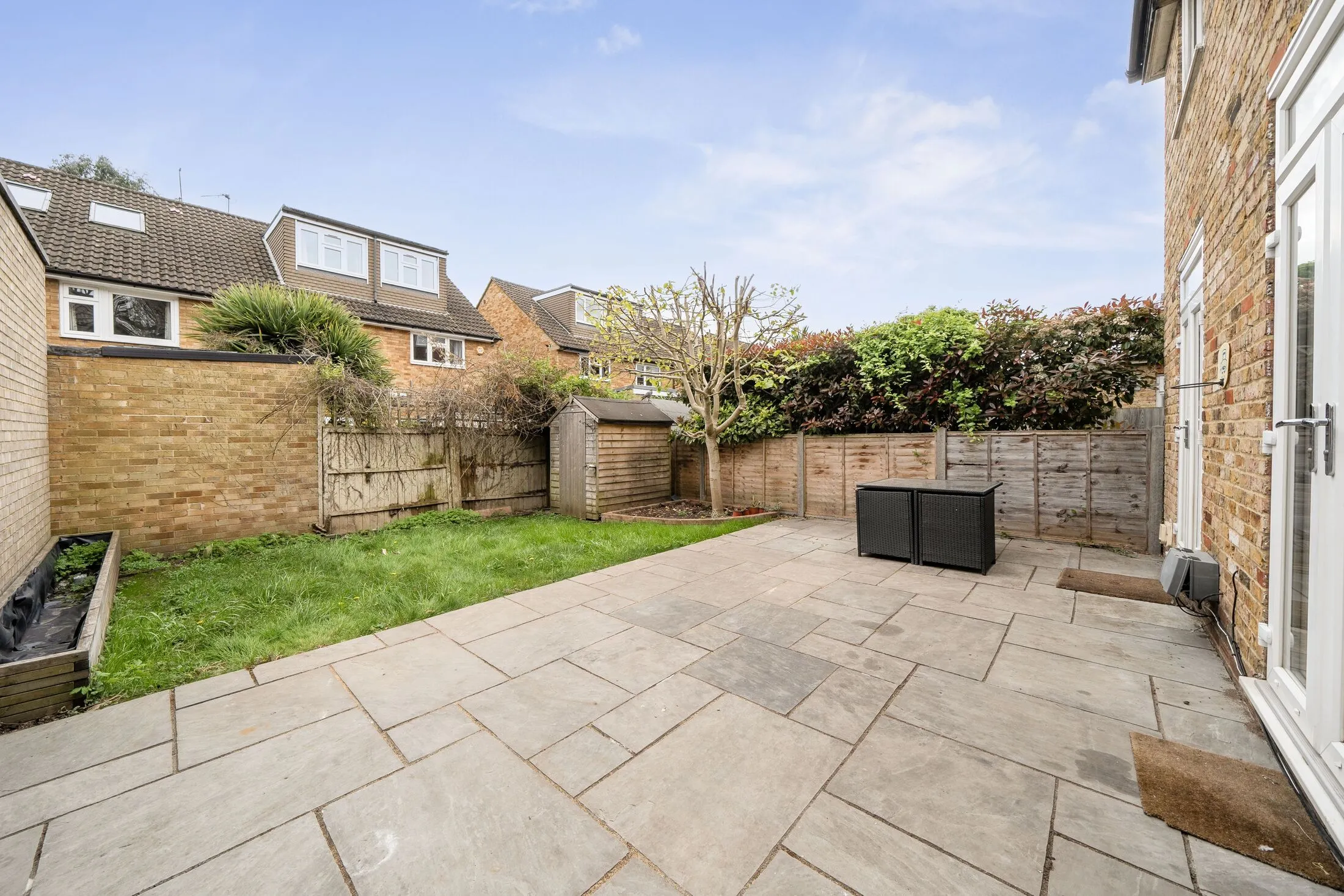 Flat Webster Gardens in Greater London