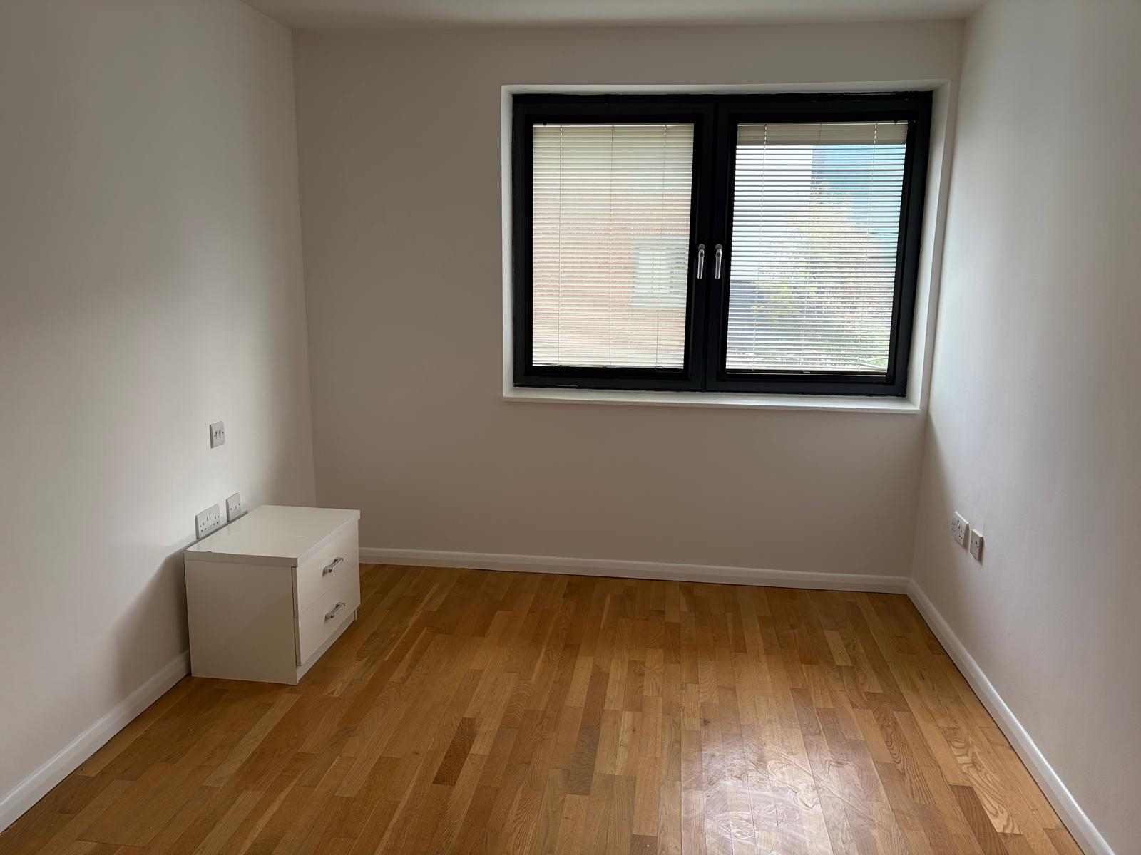 Flat Pinner Road in Greater London