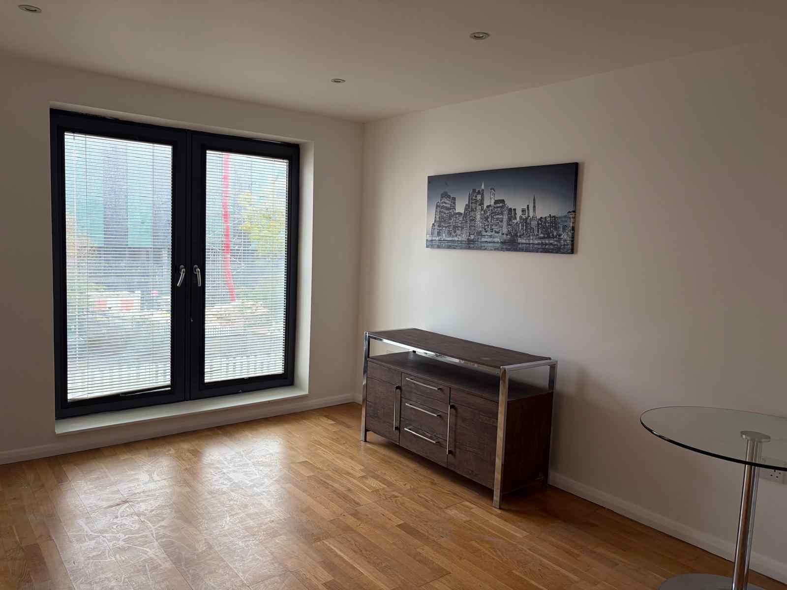 Flat Pinner Road in Greater London