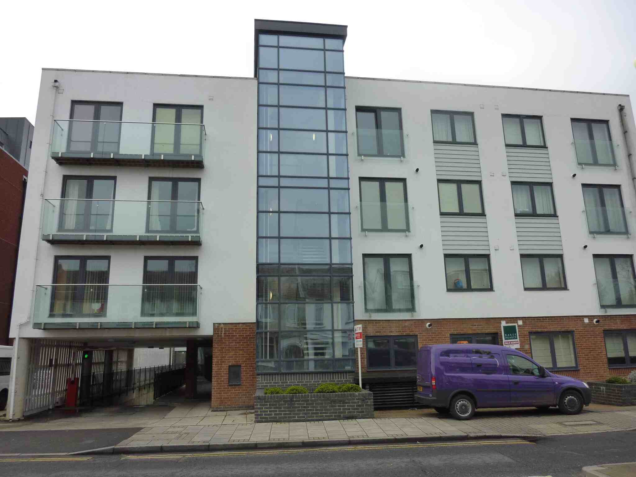 Flat Pinner Road in Greater London