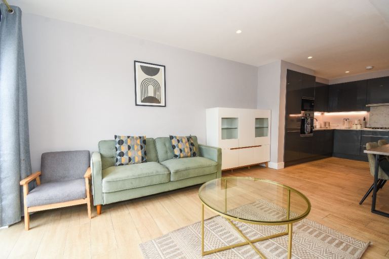 Flat Sanders Lane in Greater London