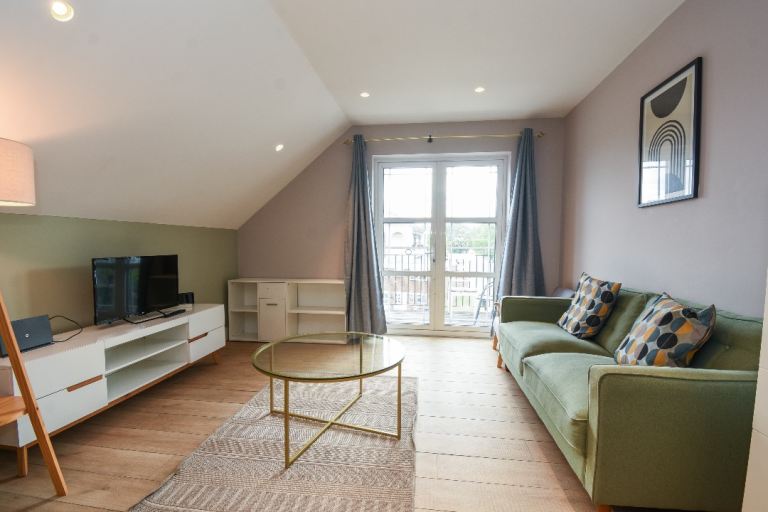 Flat Sanders Lane in Greater London