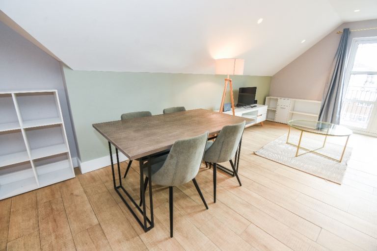 Flat Sanders Lane in Greater London