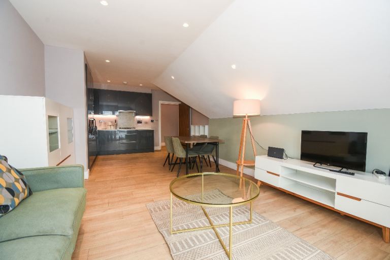Flat Sanders Lane in Greater London