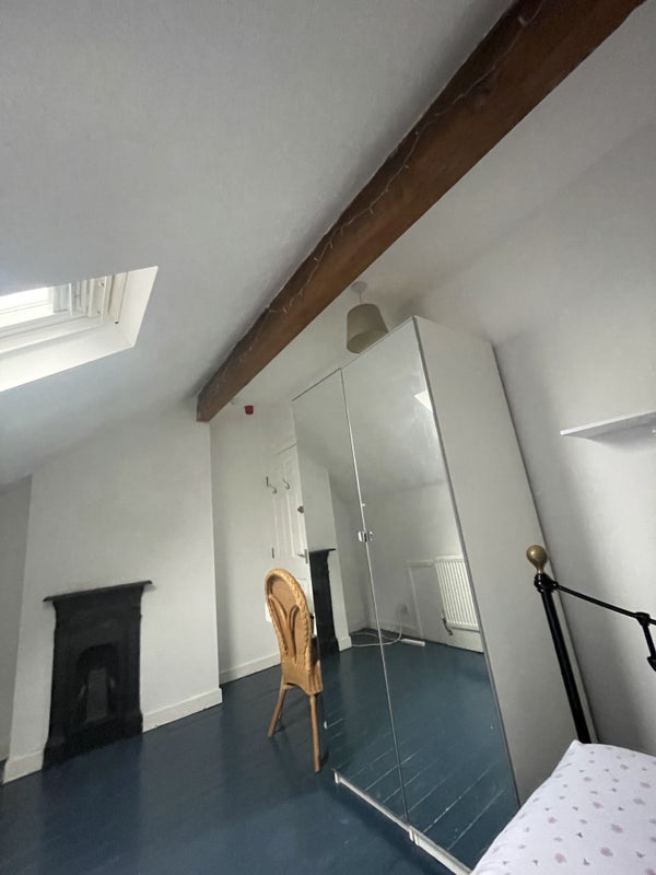 Room Bentley Mount in Leeds