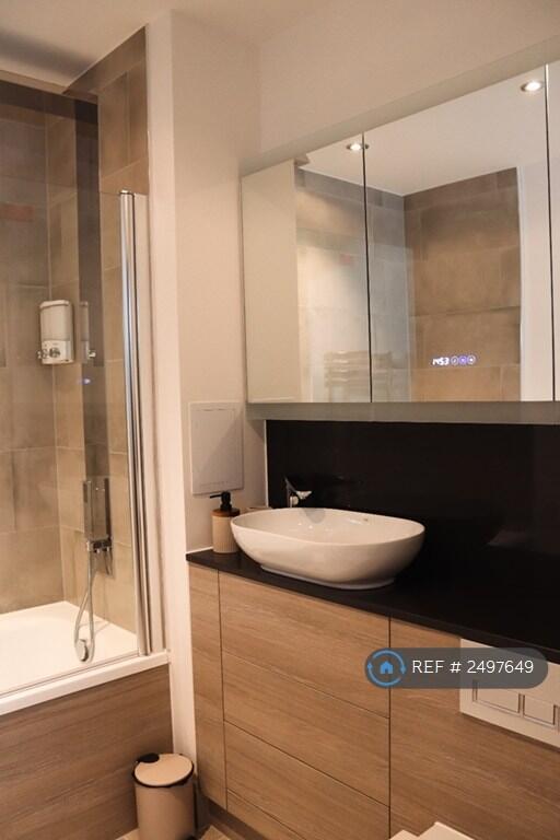 Flat Caxton Road in Greater London