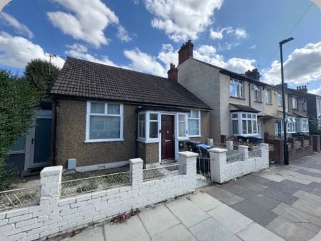 Flat Ashton Road in Greater London