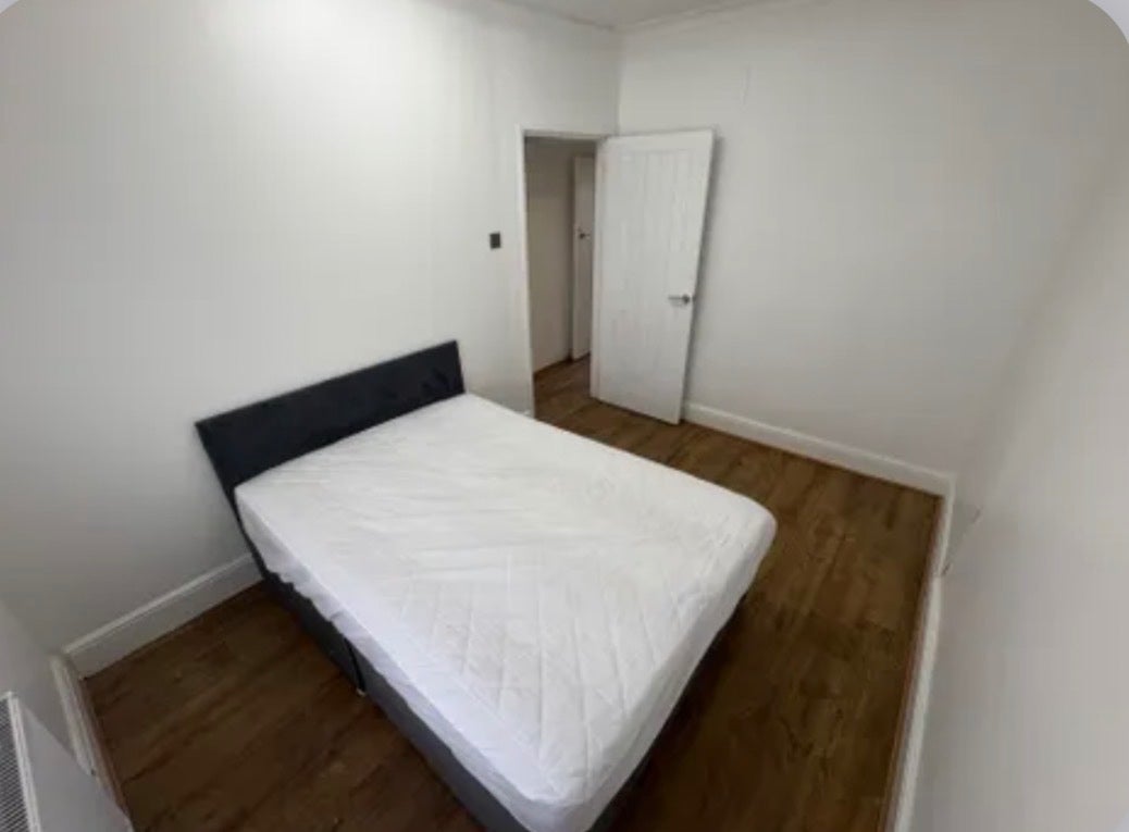 Flat Ashton Road in Greater London