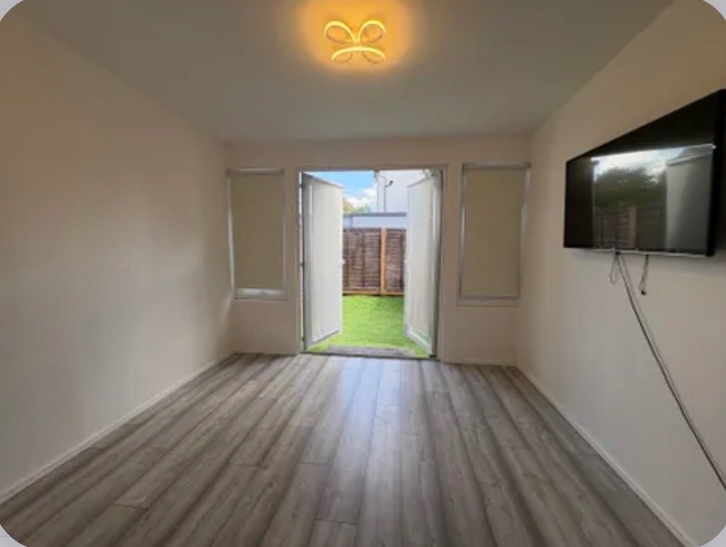 Flat Ashton Road in Greater London