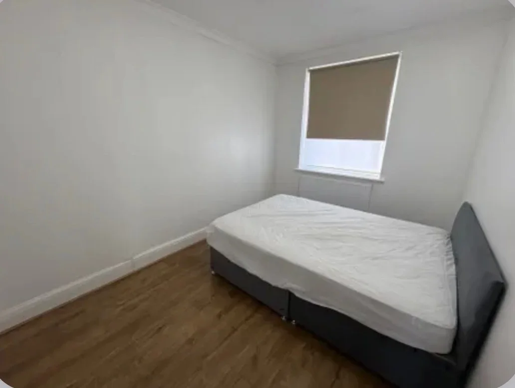 Flat Ashton Road in Greater London