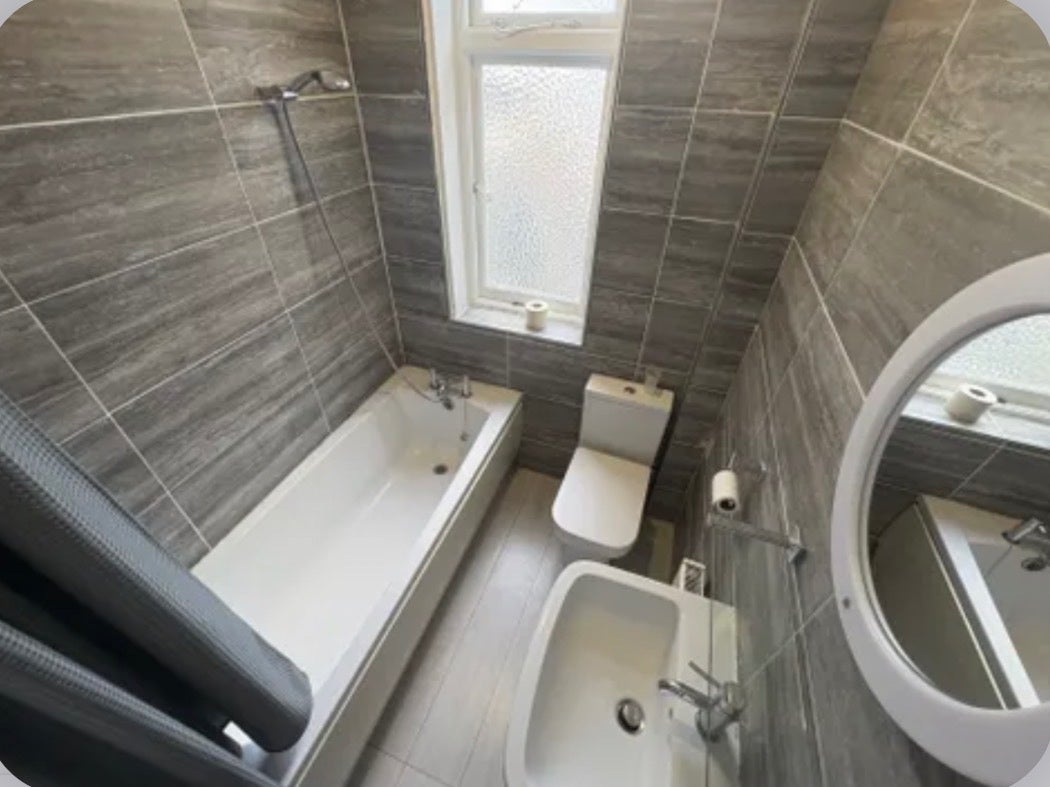 Flat Ashton Road in Greater London