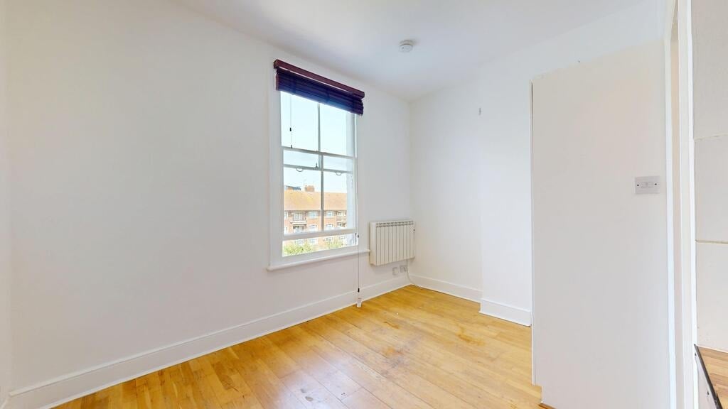Flat Burton Road in Greater London