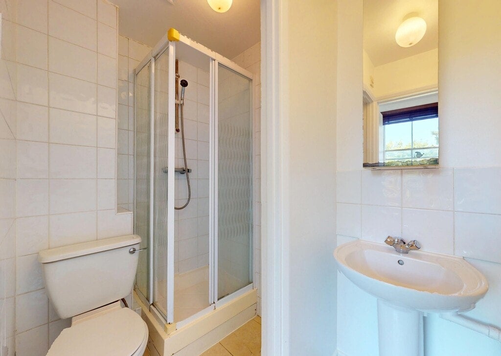 Room Burton Road in Greater London
