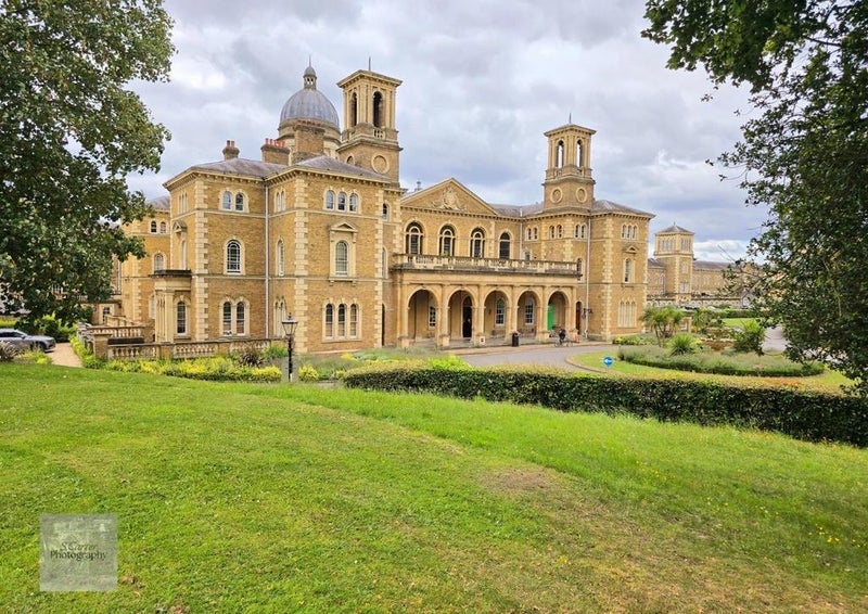 Flat Royal Drive in Greater London