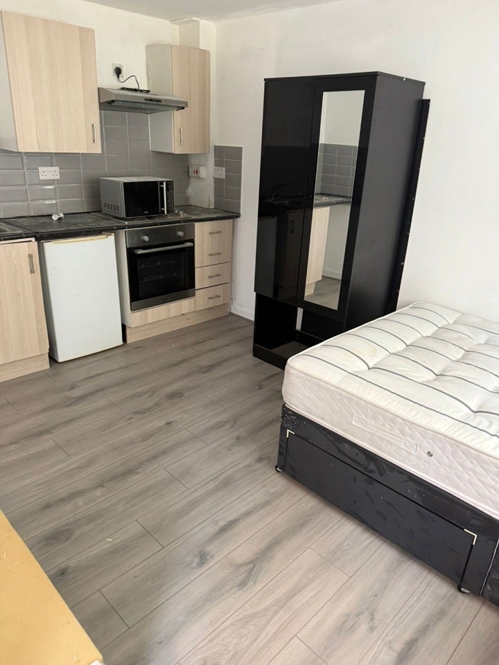 Room Sweetbriar Road in Wolverhampton