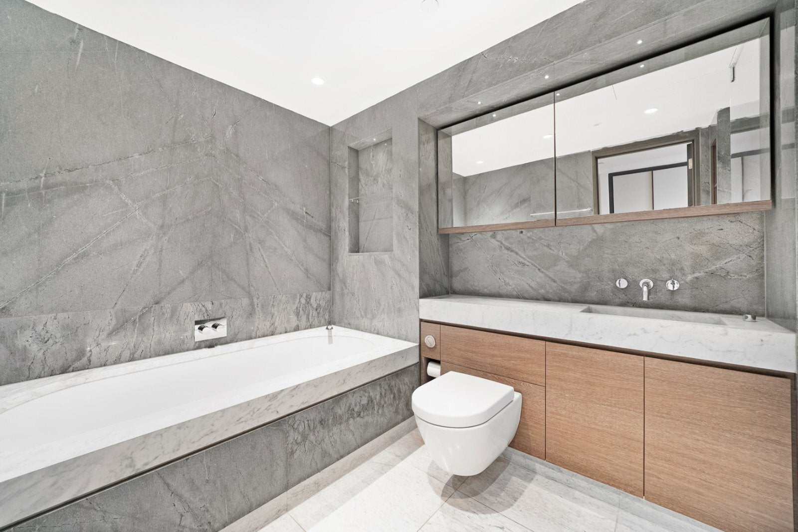 Flat Blackfriars Road in Greater London