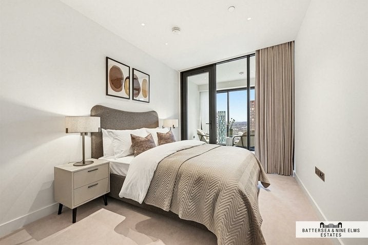 Flat Nine Elms Lane in Greater London