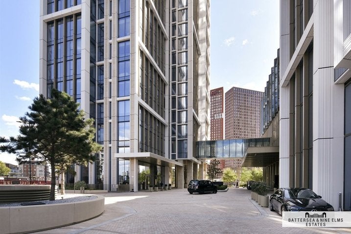 Flat Nine Elms Lane in Greater London