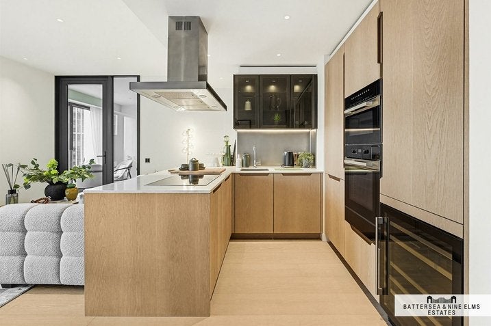 Flat Nine Elms Lane in Greater London