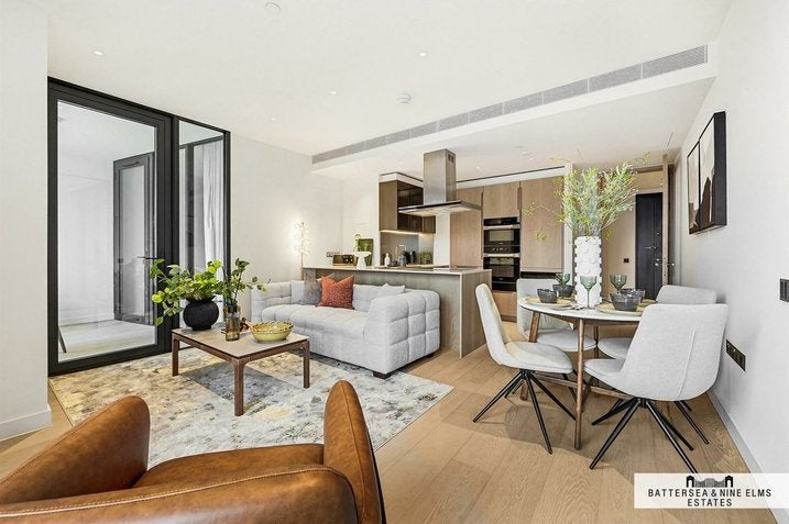 Flat Nine Elms Lane in Greater London
