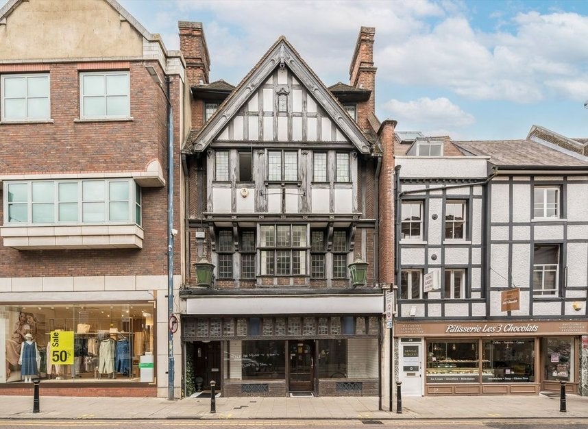 Flat Thames Street in Greater London