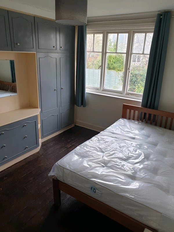 Room Queens Road in Poole