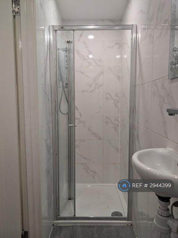 Flat Ramsden Road in Greater London