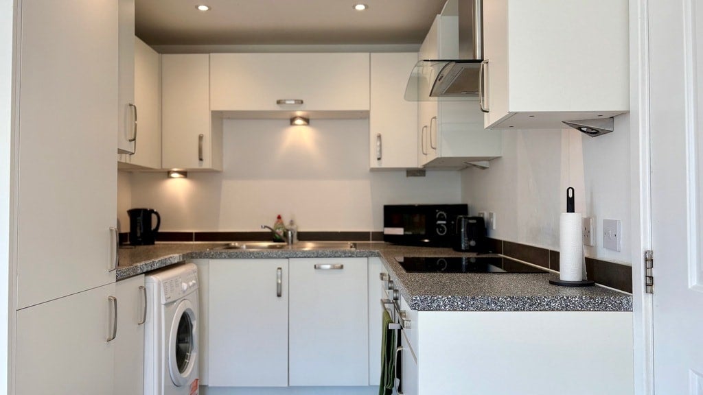 Flat Pelling Street in Greater London