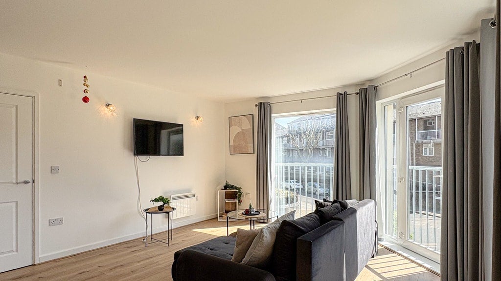 Flat Pelling Street in Greater London