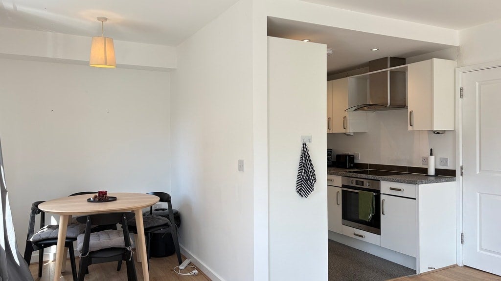 Flat Pelling Street in Greater London