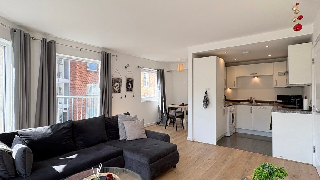 Flat Pelling Street in Greater London