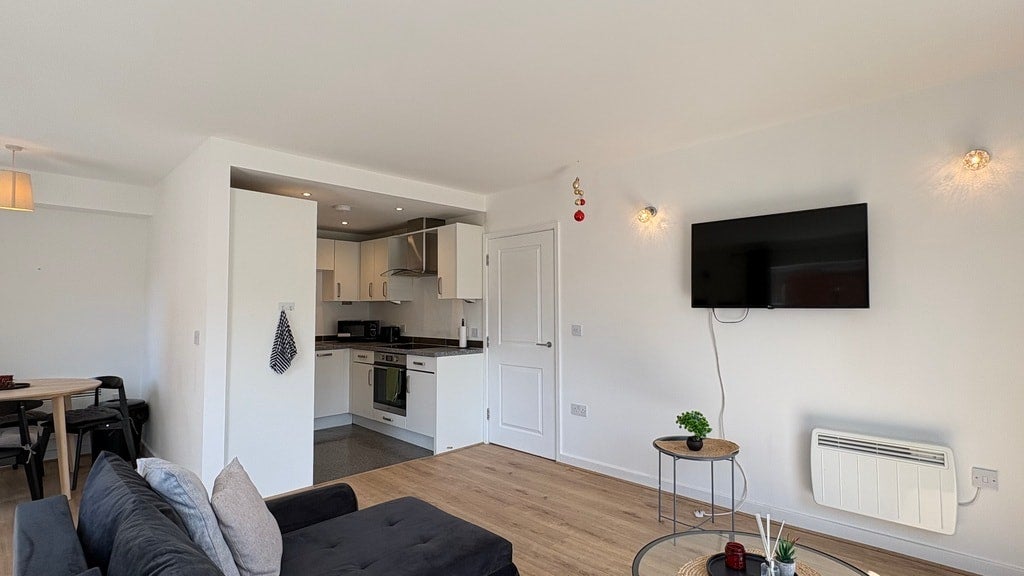 Flat Pelling Street in Greater London