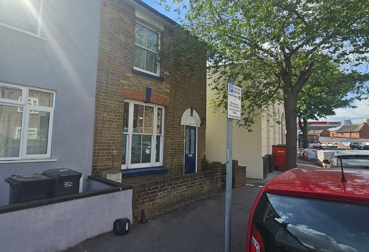 House Warren Road in Greater London