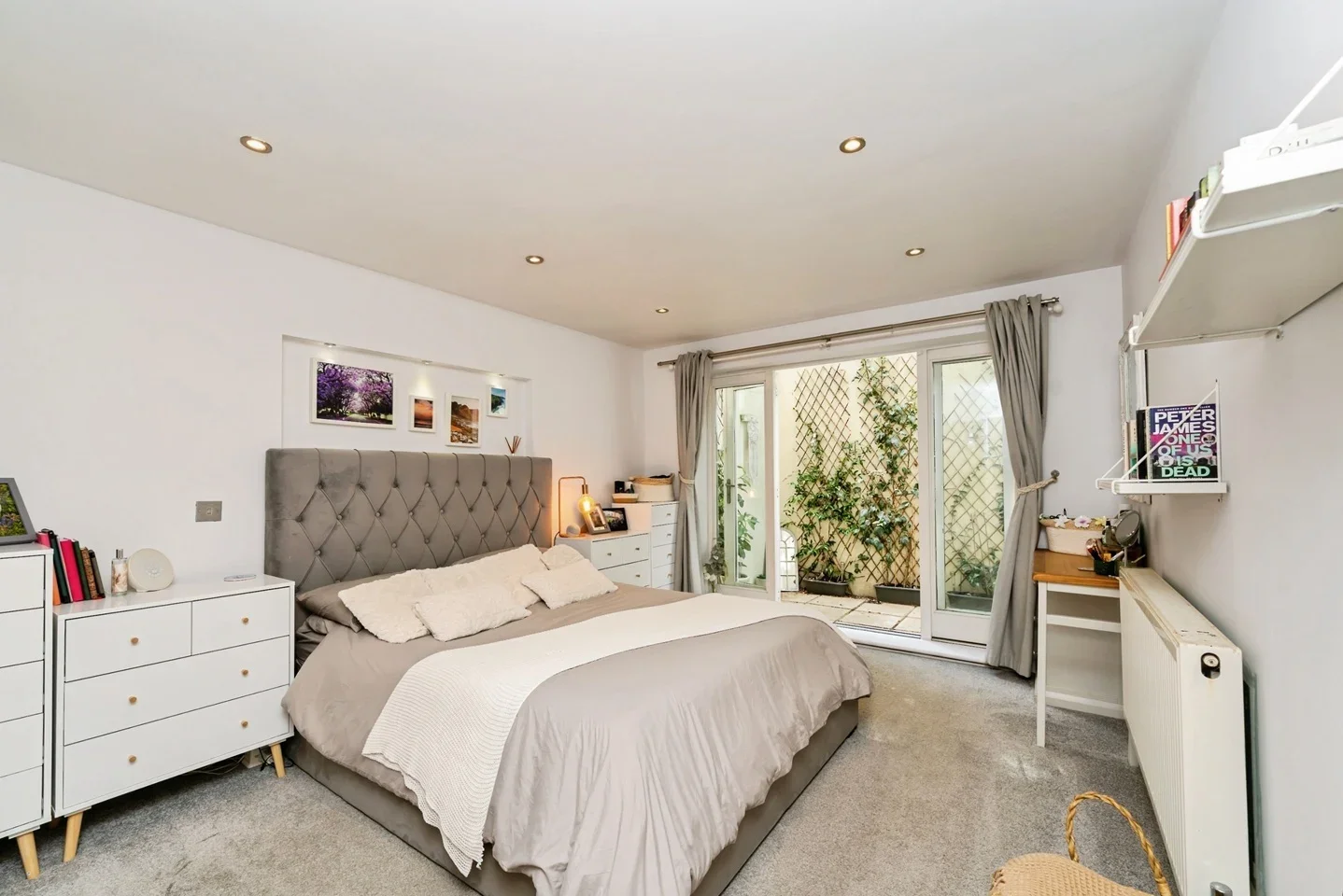 Flat Grove Crescent in Greater London