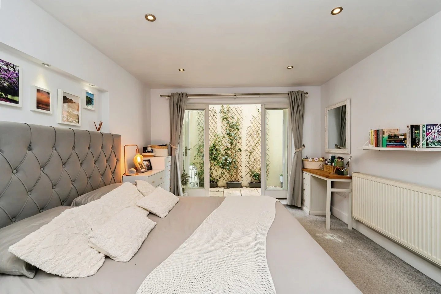 Flat Grove Crescent in Greater London
