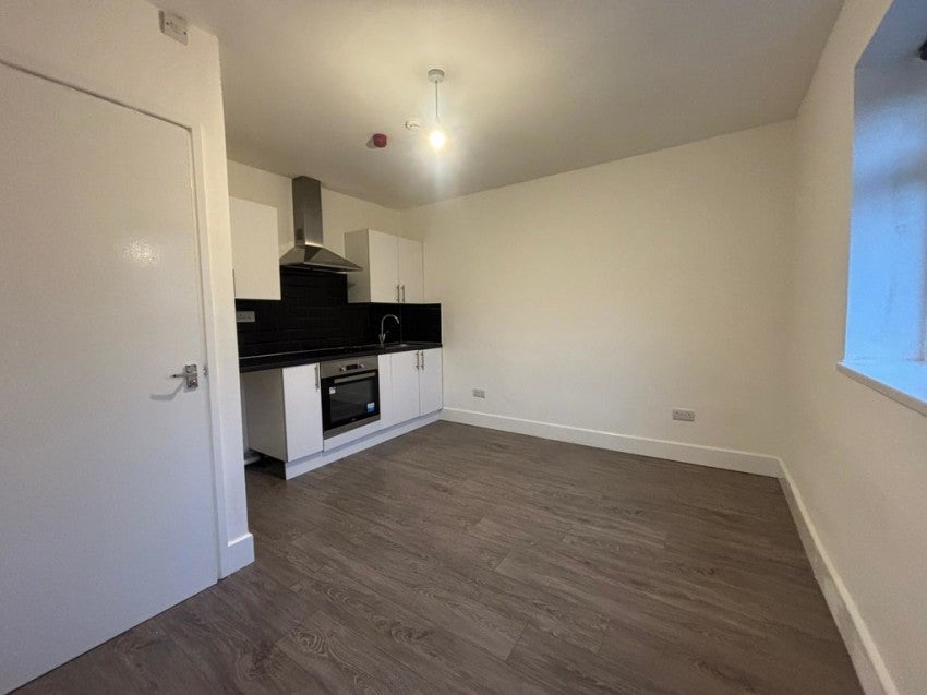 Flat Warren Crescent in Southampton