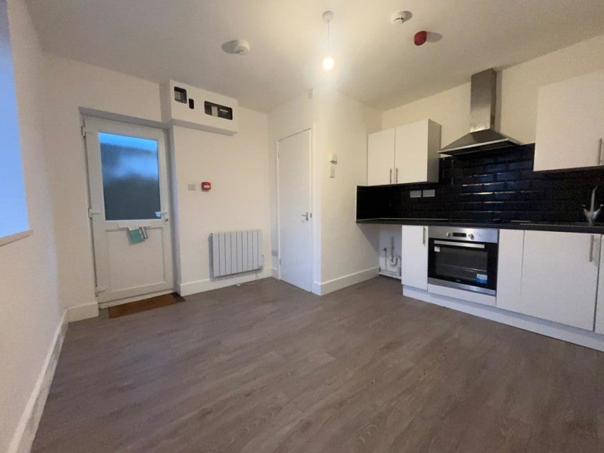 Flat Warren Crescent in Southampton