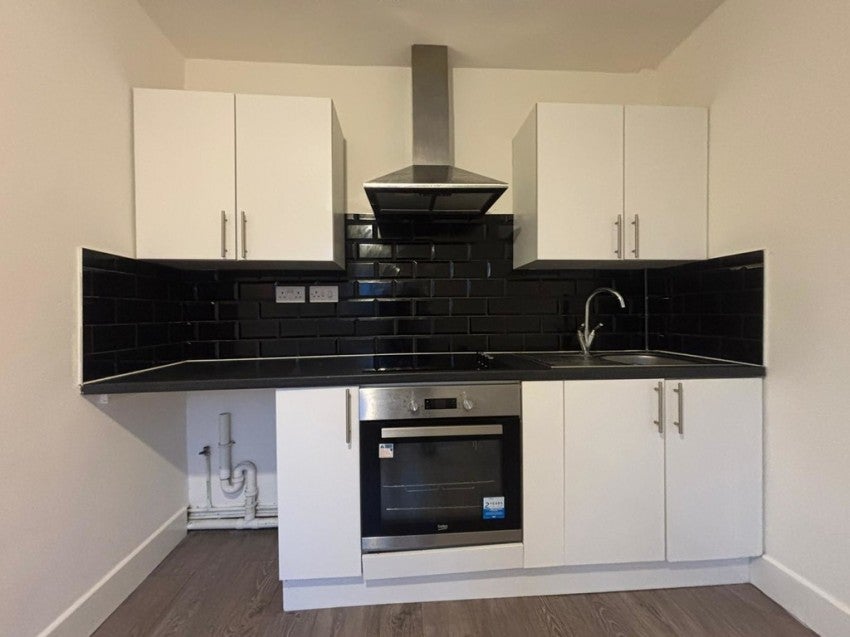 Flat Warren Crescent in Southampton