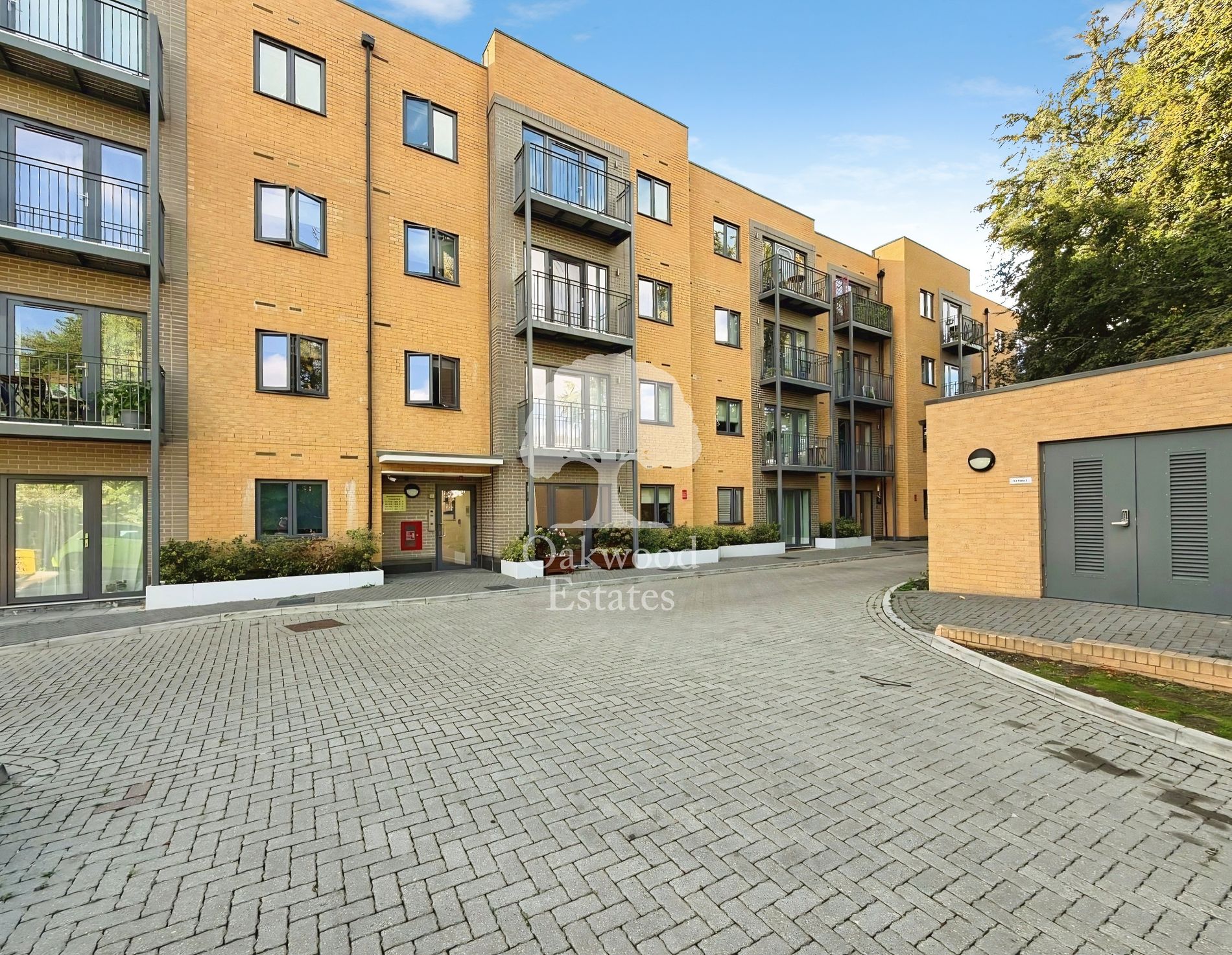 Flat Clivemont Road in Maidenhead