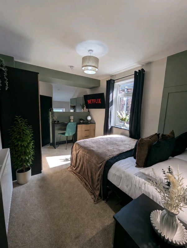 Room Birches Head Road in Stoke-on-Trent