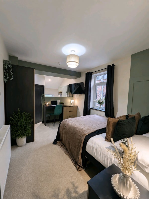 Room Birches Head Road in Stoke-on-Trent